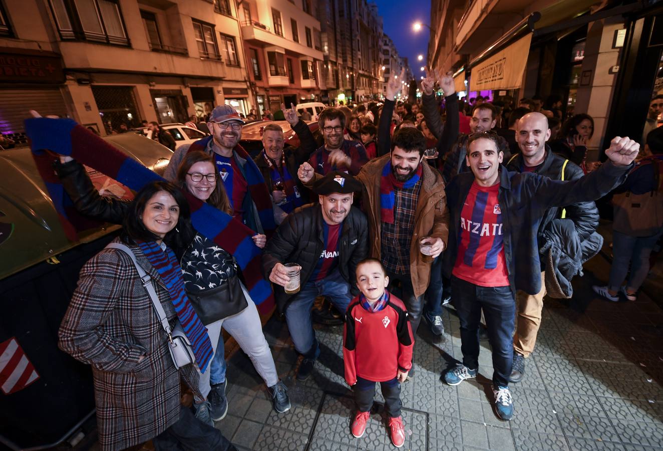 Fotos: Las aficiones del Athletic y Eibar, hermanadas en Bilbao