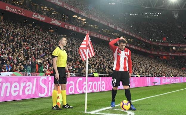 Ibai, dispuesto a sacar un córner en San Mamés. 