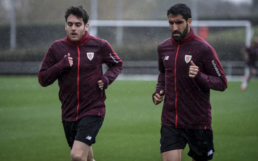 Fotos: Entrenamiento muy físico para la plantilla del Athletic en Lezama