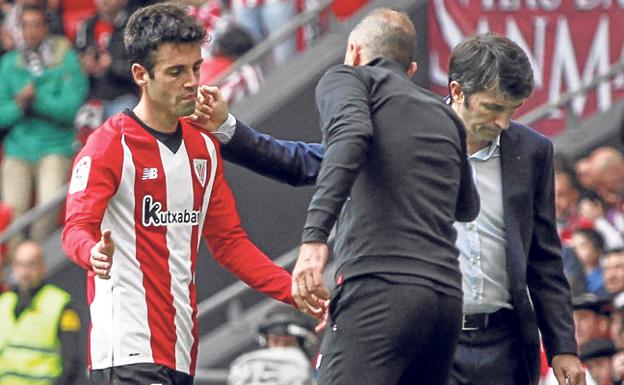 Susaeta es consolado por Garitano e Imaz tras abandonar el campo en el último Athletic-Alavés.