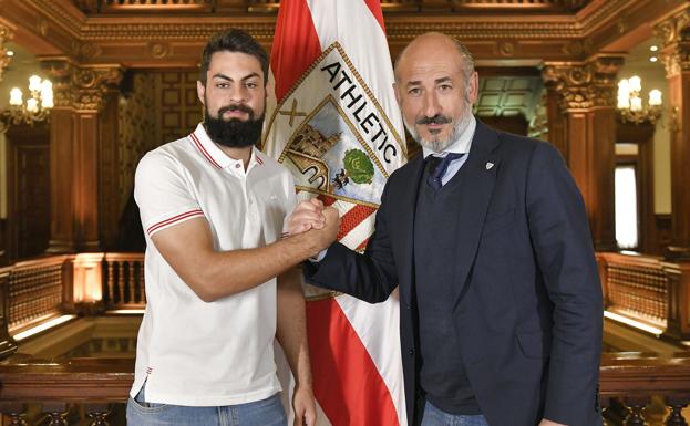 El presidente del Athletic, Aitor Elizegi estrecha la mano de Asier Villalibre tras la firma del contrato de larga duración del futbolista