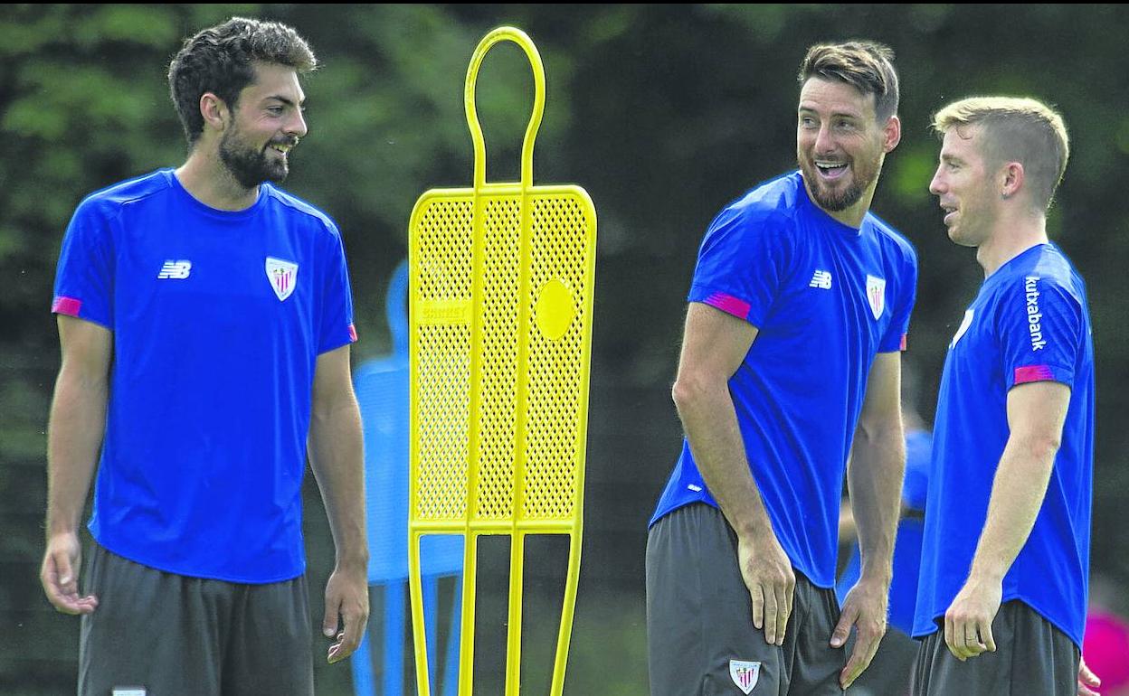 Villalibre, Aduriz y Muniain bromean en un entrenamiento de este verano.