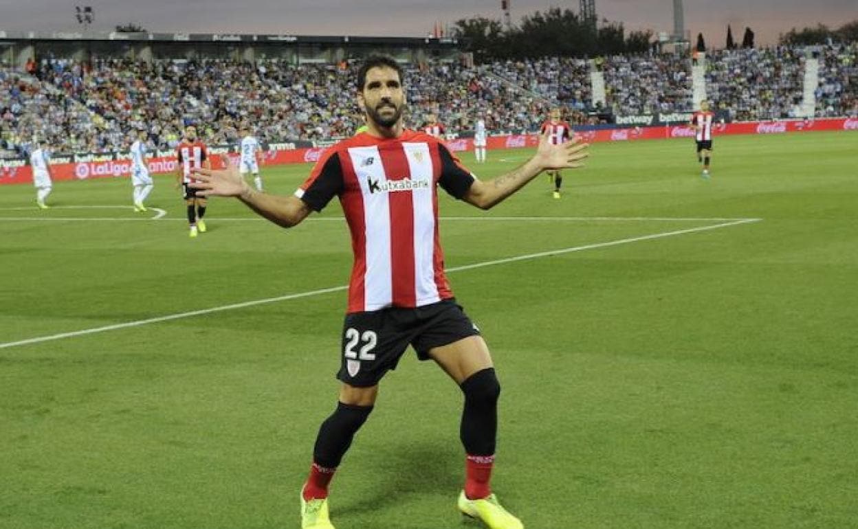Raúl García celebra el gol.