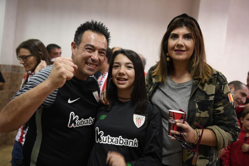 Fotos: Los hinchas del Athletic dan color a las calles de Villarreal