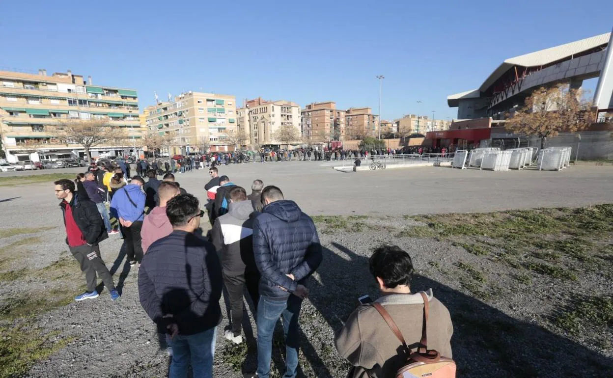 Colas en las taquillas del Granada para el partido de Copa