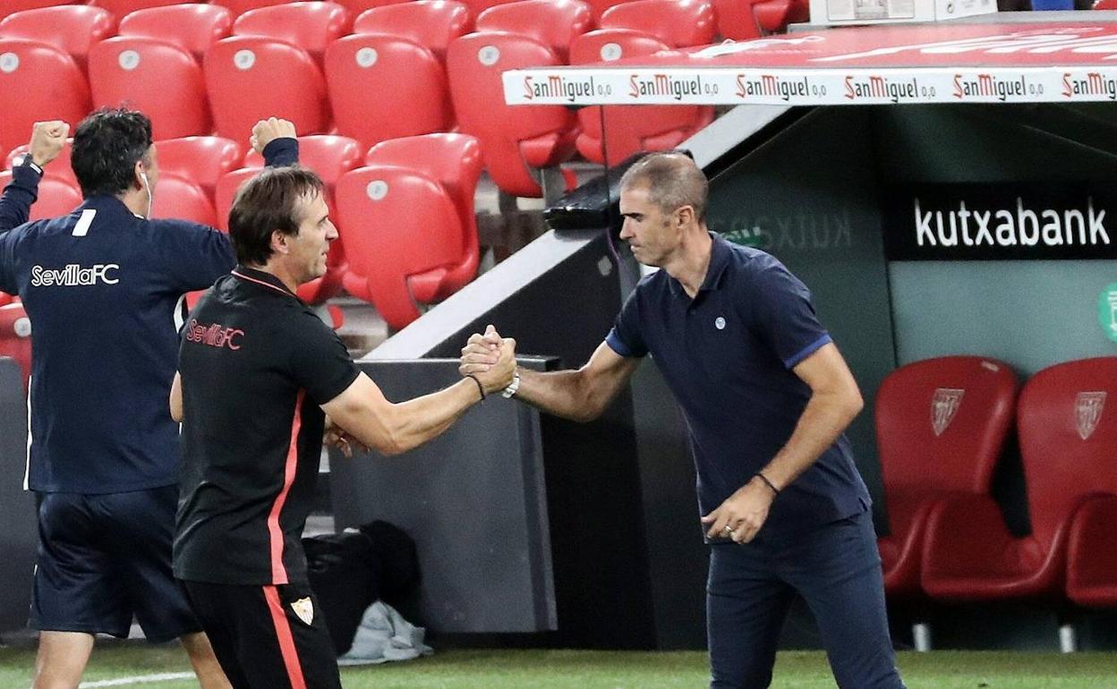 Garitano se saluda con Lopetegui tras perder contra el Sevilla.
