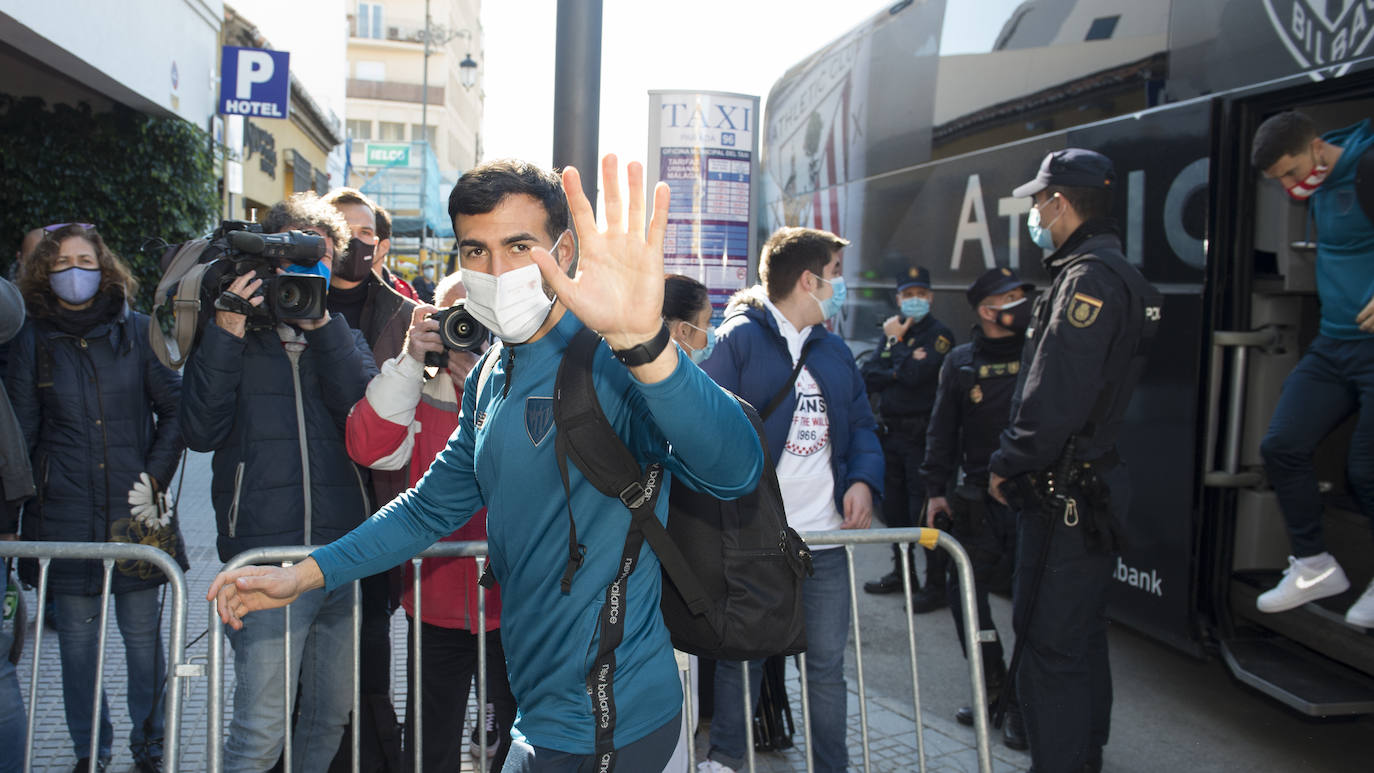 Fotos: Decenas de aficionados reciben al Athletic en Málaga