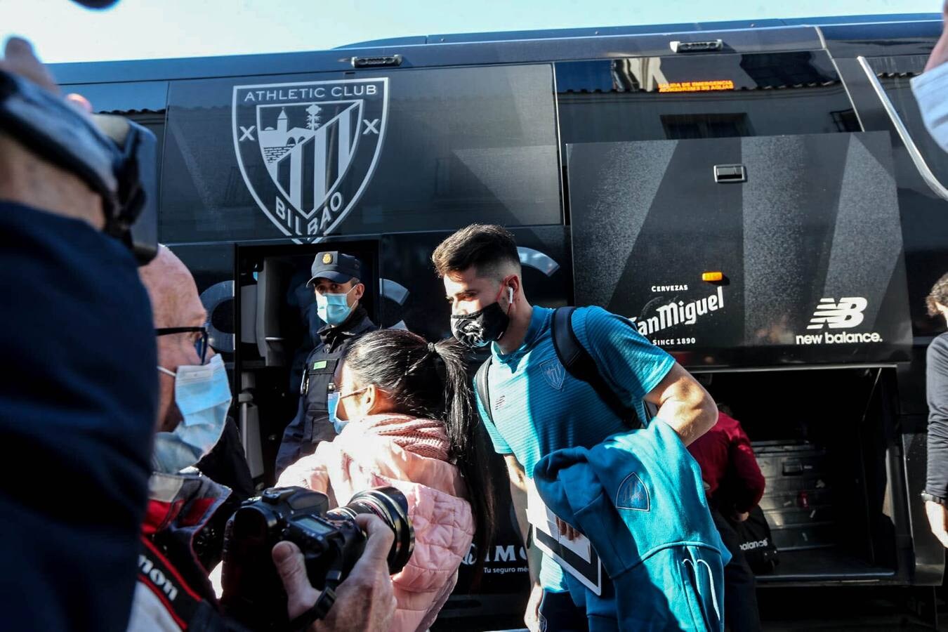 Fotos: Decenas de aficionados reciben al Athletic en Málaga