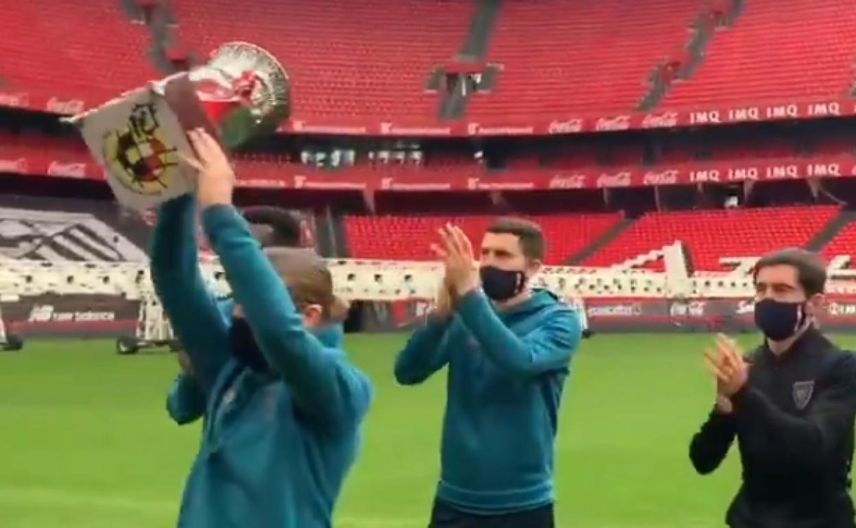 El Athletic ofrece la Supercopa a la afición en un San Mamés vacío