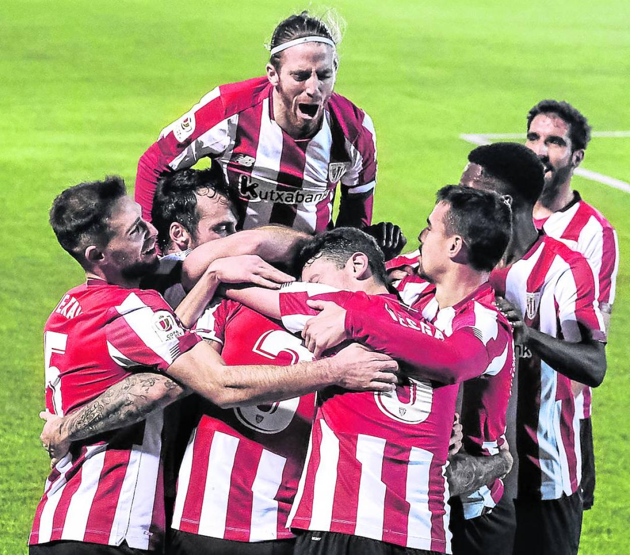 Los rojiblancos celebran el gol de Nuñez que daba la clasificación al Athletic en Ibiza.