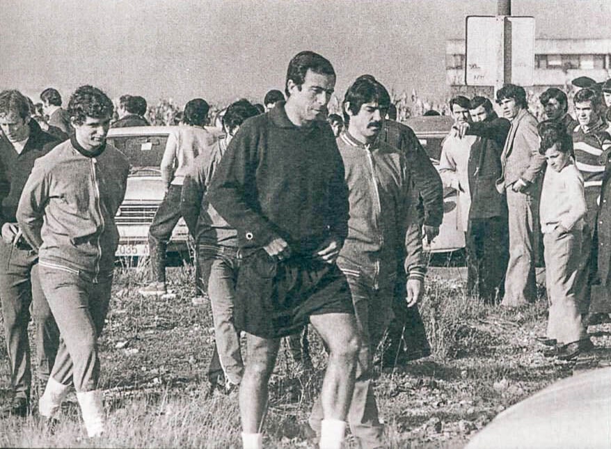 Marro, Villar, Larrauri y Arrieta II abandonan uno de los campos de Lezama en 1973.