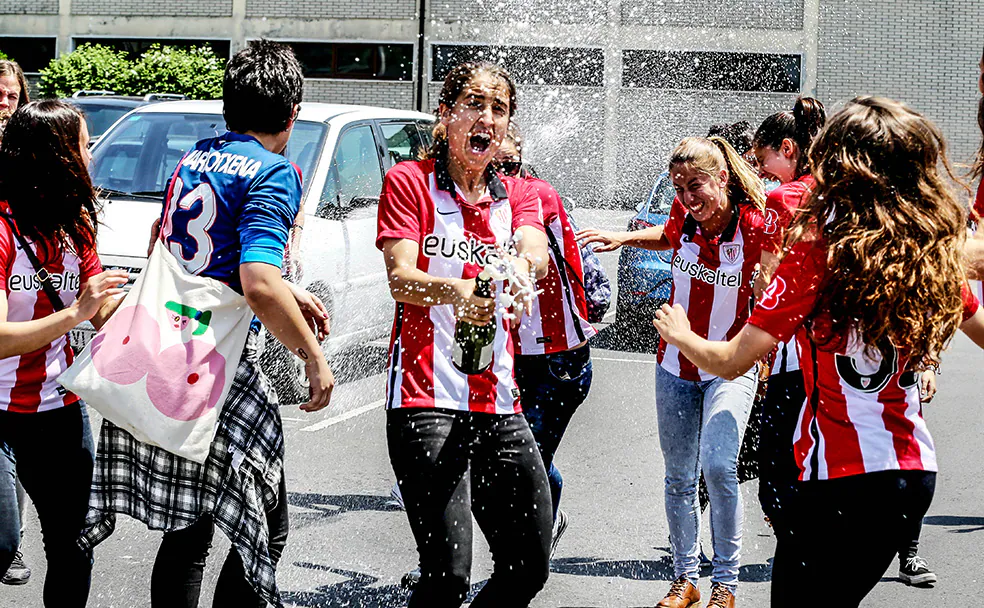 Las jugadoras riojiblancas celebran en Lezama su quinto título de Liga, en 2015.