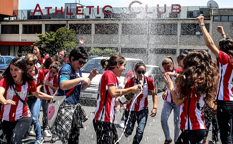 La euforia se desbordó entre las futbolistas del Athletic.