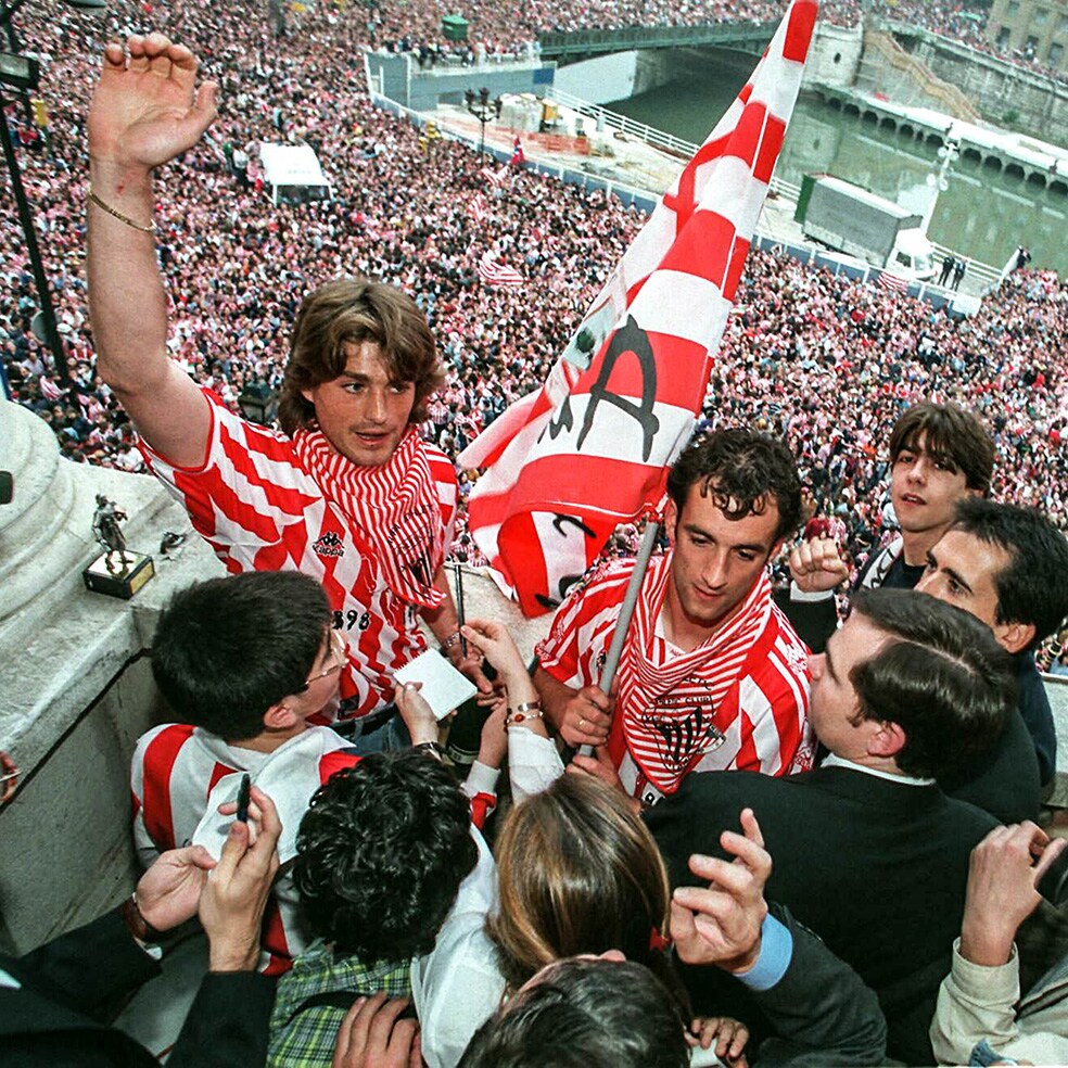 El Athletic celebra en el Ayuntamiento de Bilbao la clasificación para la Champions en 1998, otro triunfo del trabajo de formación en Lezama.