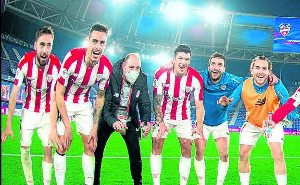 Los jugadores del Athletic festejan en círculo el pase a la final de Copa tras imponerse al Levante con un gol en la prórroga.