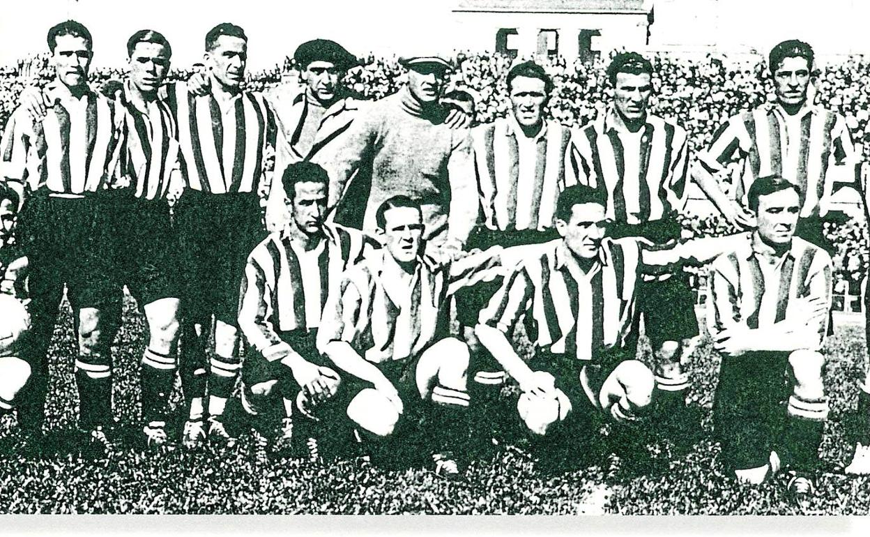 Un equipazo. El Athletic de Pentland posa antes de la final en Montjuic. Fue el primer título de una larga serie. / 