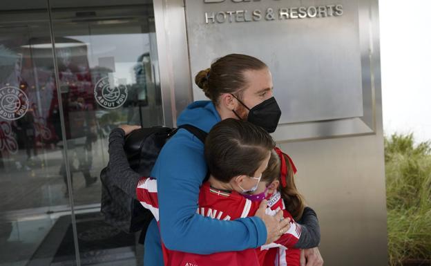 Muniain saluda a dos niños a las puertas del hotel.