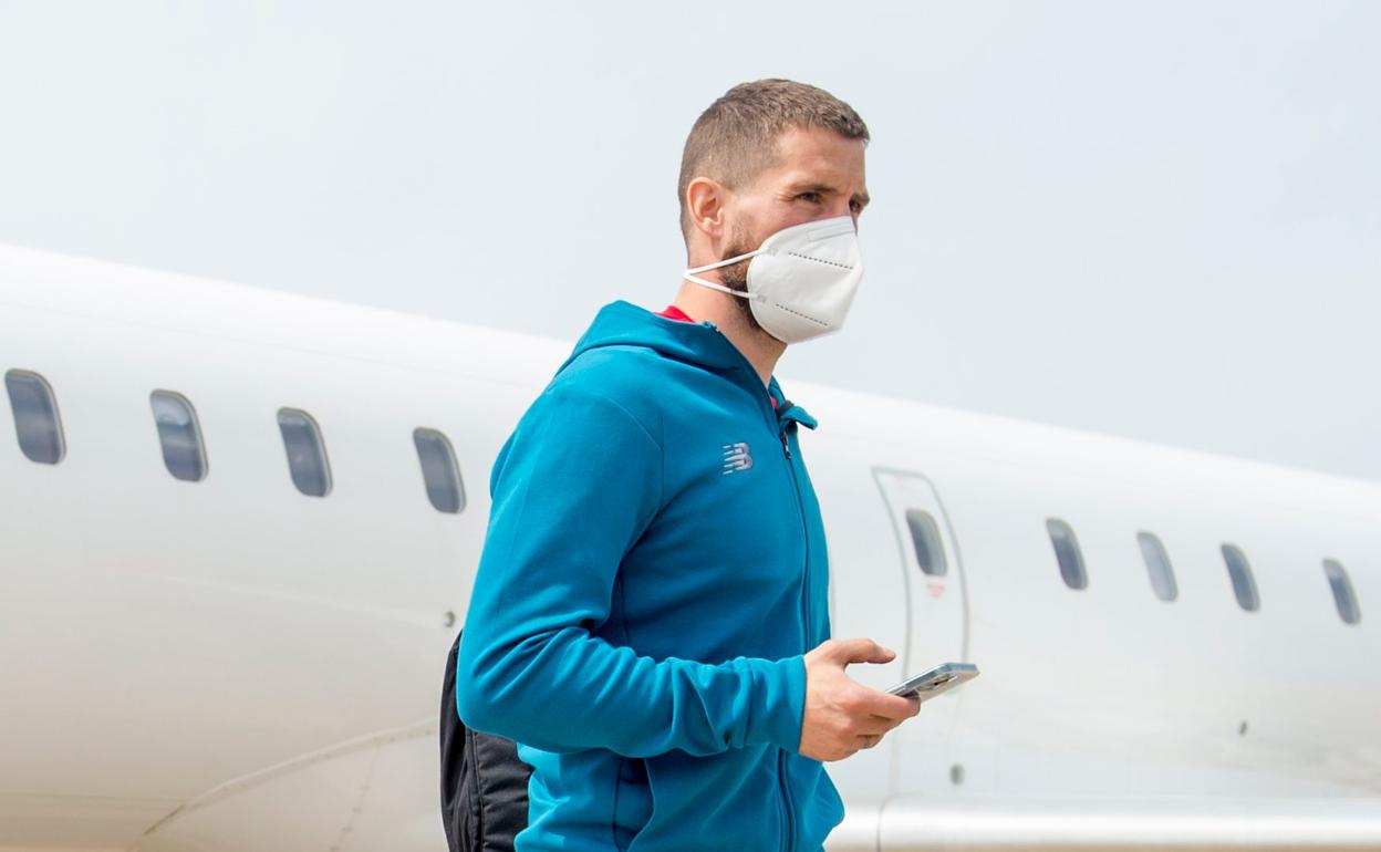 Iñigo Martínez, a su llegada hoy a Sevilla.