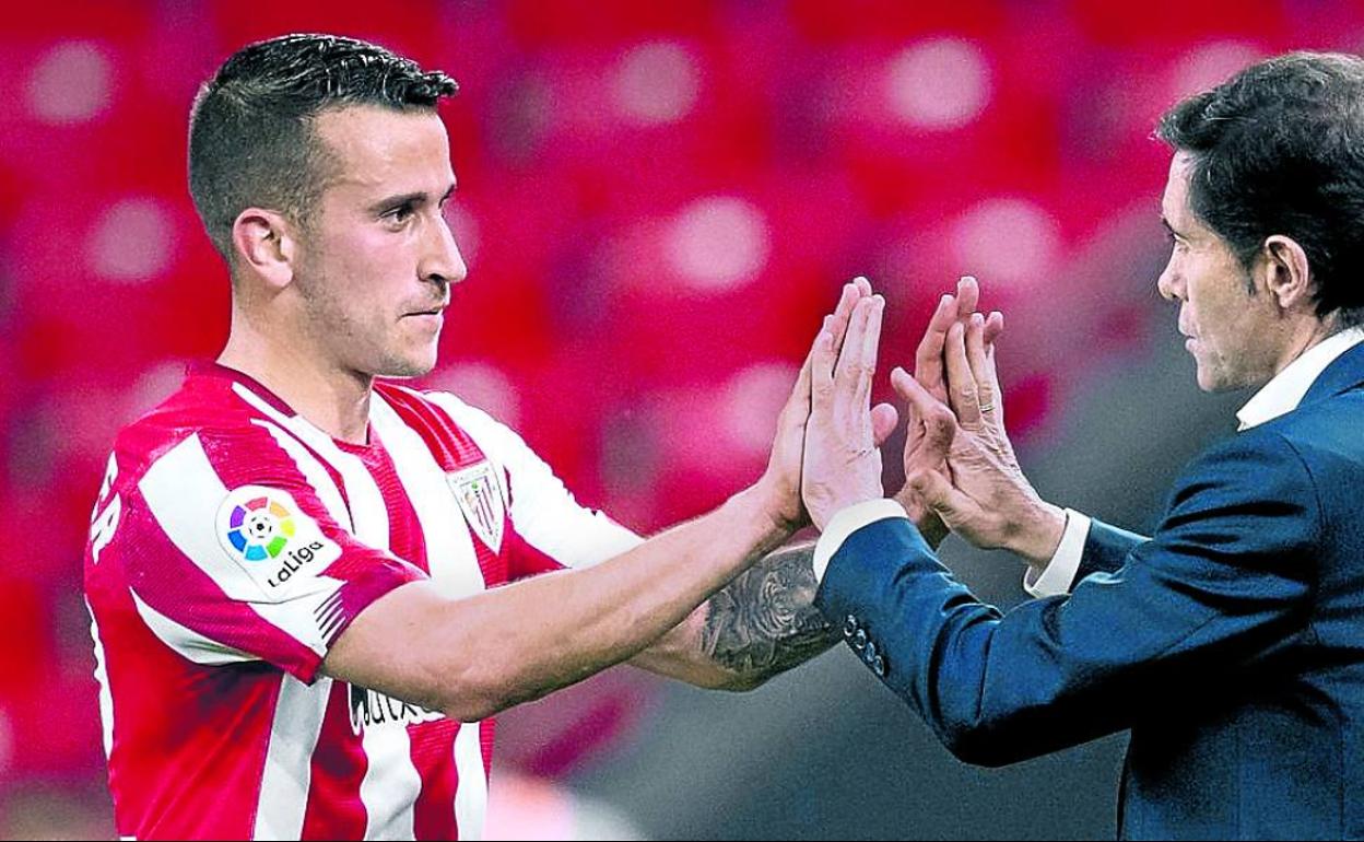 Berenguer y Marcelino se saludan cuando es sustituido en el partido ante Osasuna. 