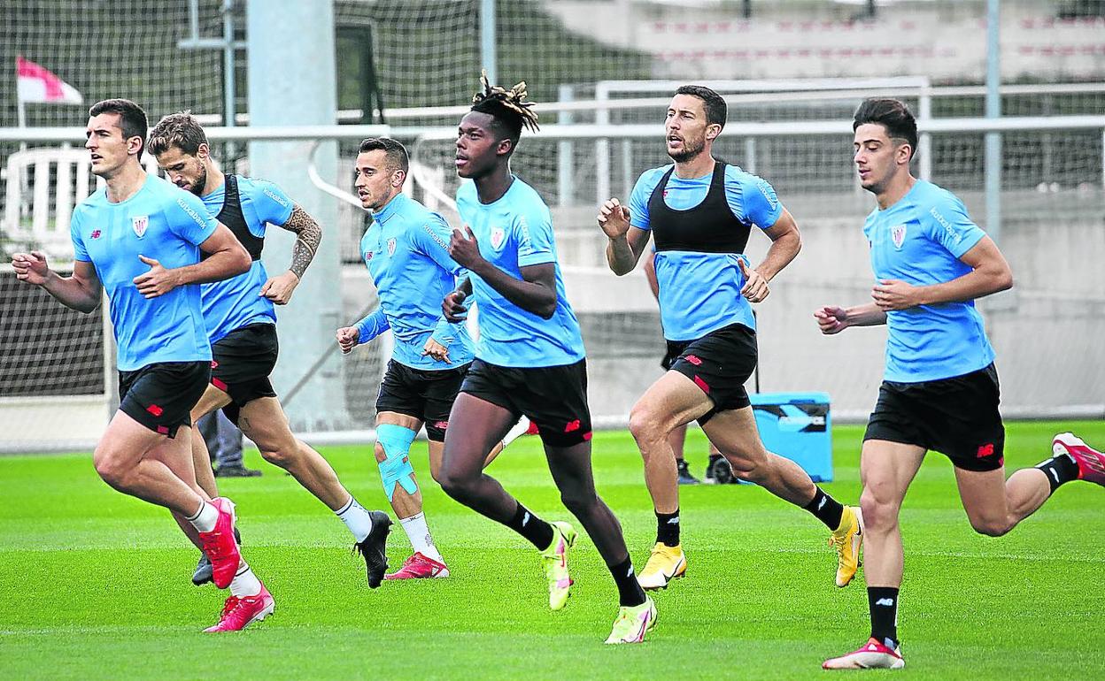 Los jugadores del Athletic corren en Lezama en un entrenamiento. 