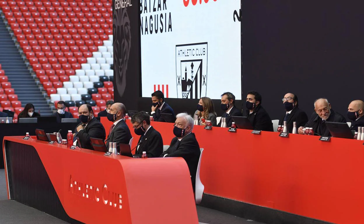 La junta directiva del Athletic, en la asamblea celebrada en octubre en San Mamés. 