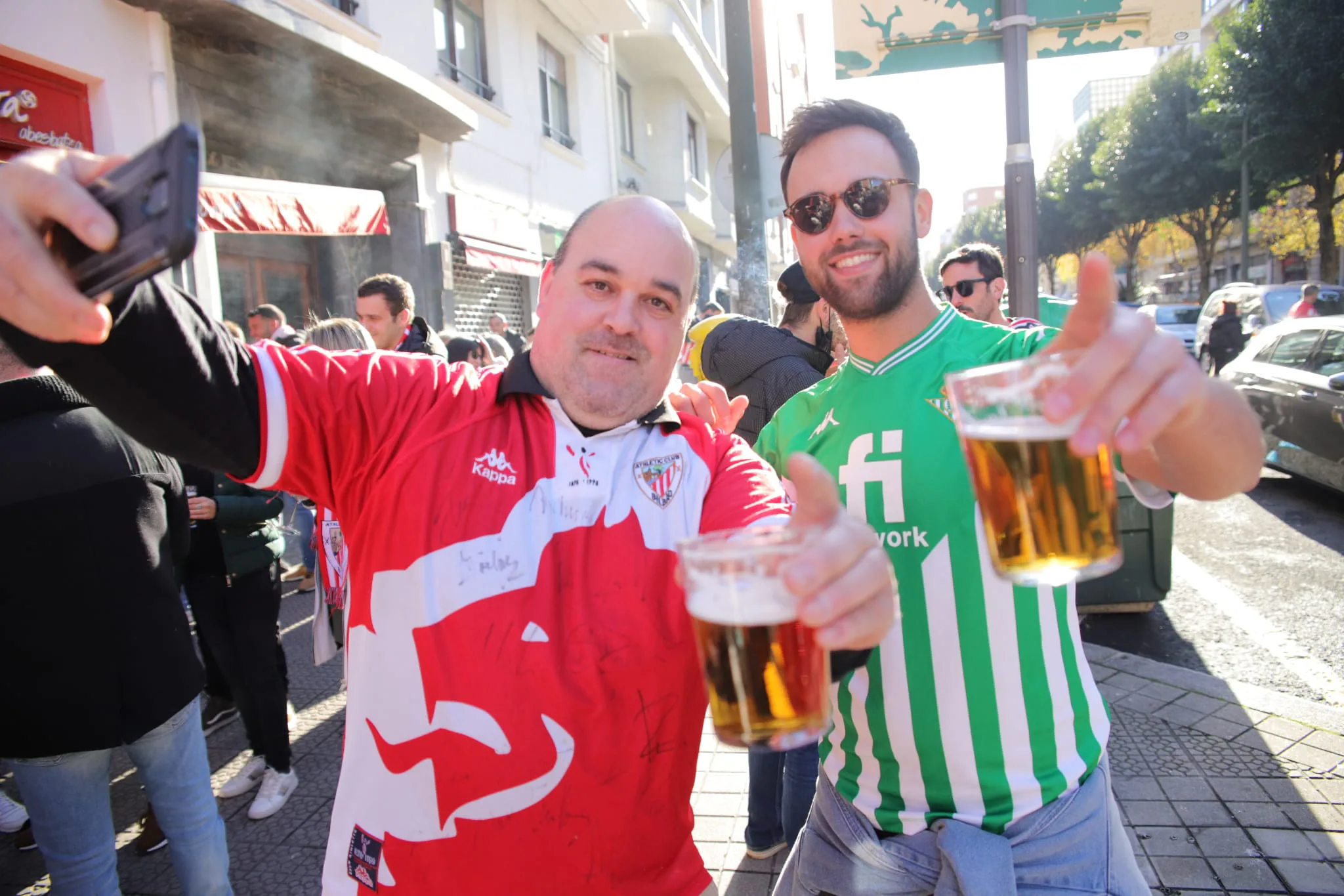 Fotos: Ambiente festivo en los aledaños de San Mamés antes del Athletic-Betis