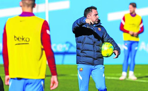Xavi Hernández imparte instrucciones en un entrenamiento del Barcelona.