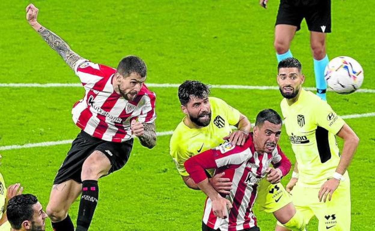 Iñigo Martínez remata a gol en el Athletic - Atlético de la temporada pasada