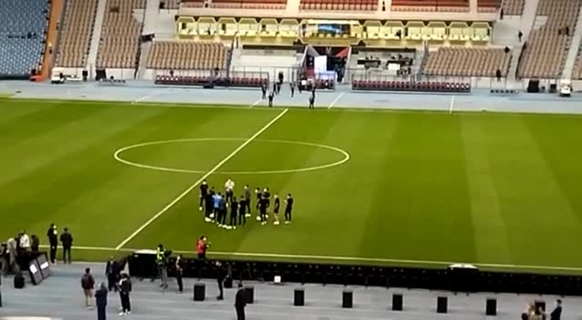 Algunos jugadores del Athletic ya pisan el césped del estadio