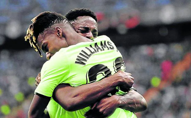 Iñaki y Nico Williams se funden en un emotivo abrazo al término del partido ante el Atlético de Madrid. 