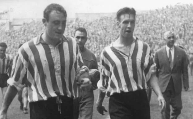 Mauri, a la izquierda, en un encuentro con el Athletic de la década de los 50.
