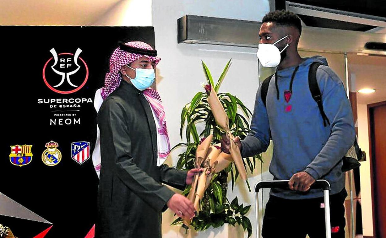 Williams recibe un obsequio en la llegada del Athletic a Riad. 