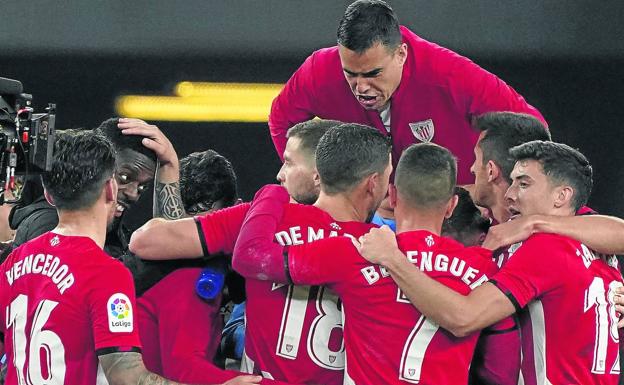 Los jugadores rojiblancos hacen piña al finalizar el encuentro contra el Atlético para celebrar la victoria.