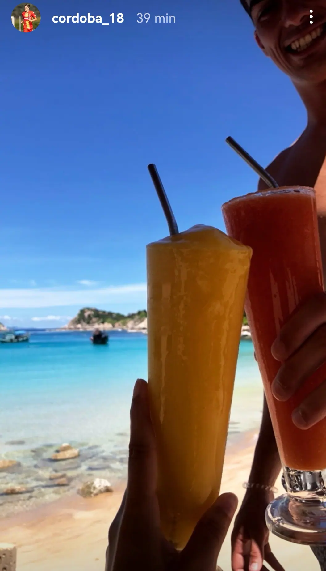 Iñigo Córdoba con su chica disfrutan de un zumo en una playa de Tailandia. (20/06)