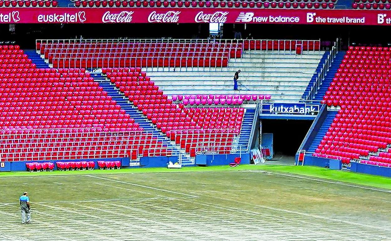 Trabajos de retirada de asientos en la grada de San Mamés donde se ubicará la zona de animación al iniciar la temporada. 