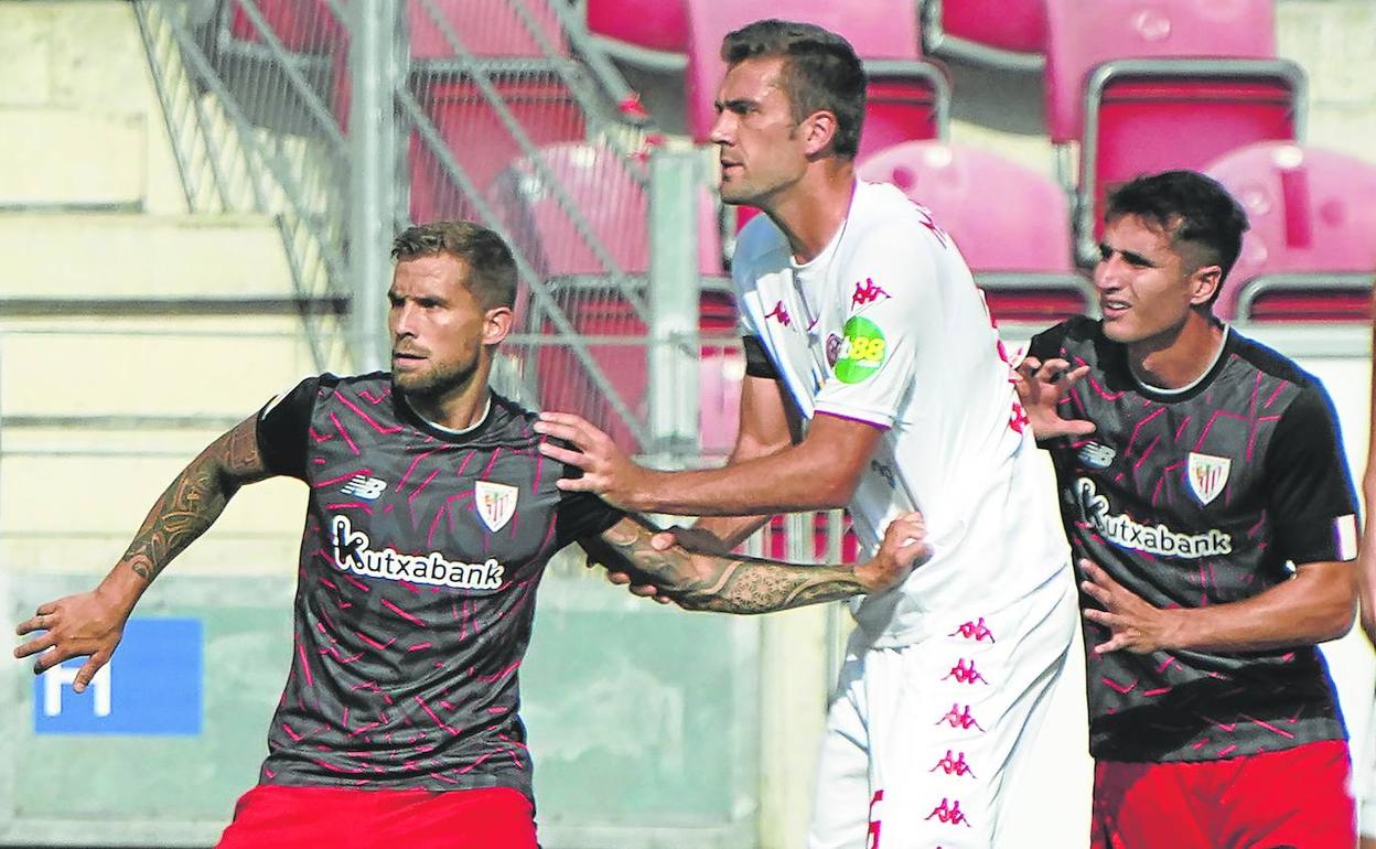 Iñigo Martínez trata de frenar a un delantero del Mainz 05 en el partido disputado el domingo en el Mewa Arena. 