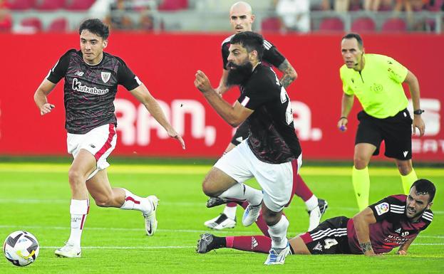 Zarraga y Villalibre lanzan un contragolpe del Athletic en el partido de preparación ante el Mirandés.