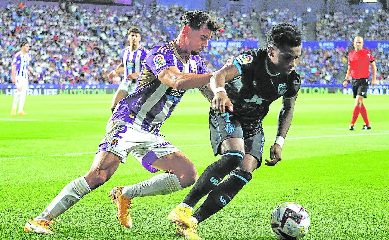 Ramazani, con el balón, trata de escaparse de Luis Pérez en la derrota del Almería frente al Valladolid.
