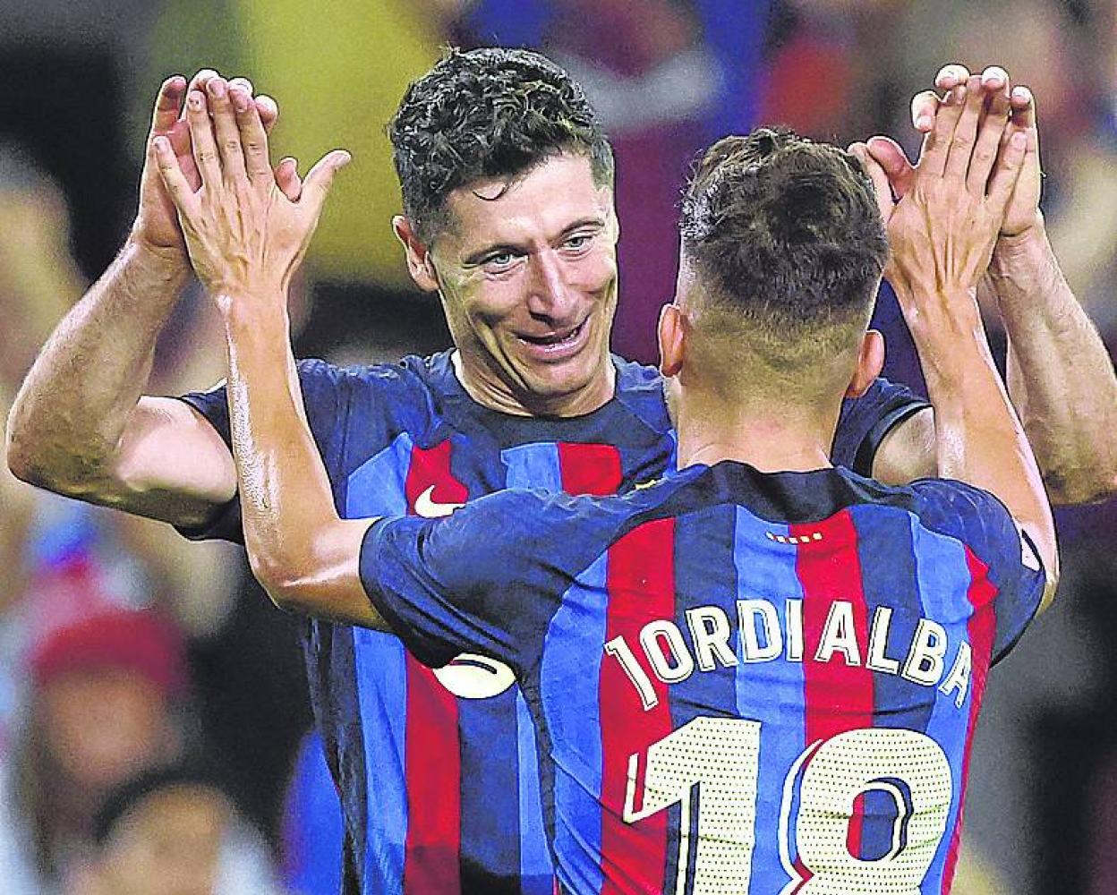 Lewandowski y Alba celebran un gol ante el Villarreal. 