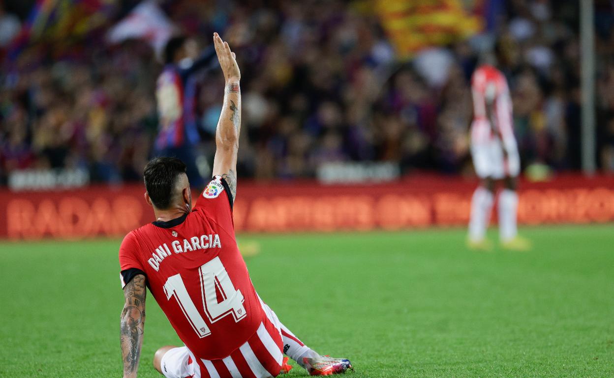 Dani García pide el cambio en el Camp Nou. 