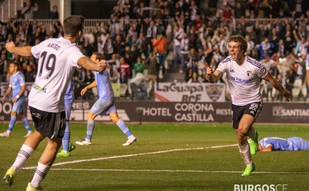Artola celebra uno de sus dos goles en el Burgos con el exrojiblanco Jesús Areso. 