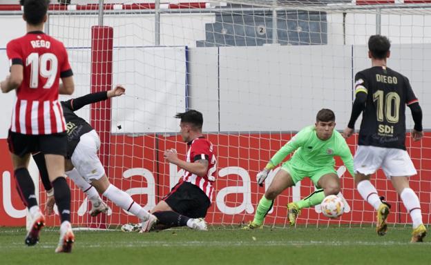 El Bilbao Athletic pierde con gol en propia puerta y un jugador menos