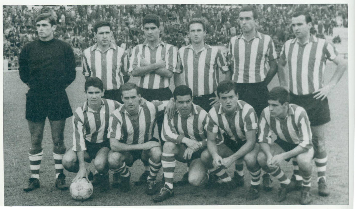 El estreno de Rojo y Zamora. El 26 de septiembre de 1965, en El Arcángel de Córdoba, se produce el debut de Txetxu Rojo y del portero Zamora. El Athletic cedió ese día por 1-0. Piru Gainza propició el estreno de un Rojo que solo tenía 17 años. Orue, Echeberria, Meltzer, Larrauri y Koldo Aguirre (de pie); y Lavín, Argoitia, Arieta y Uriarte (agachados), fueron padrinos de los debutantes.