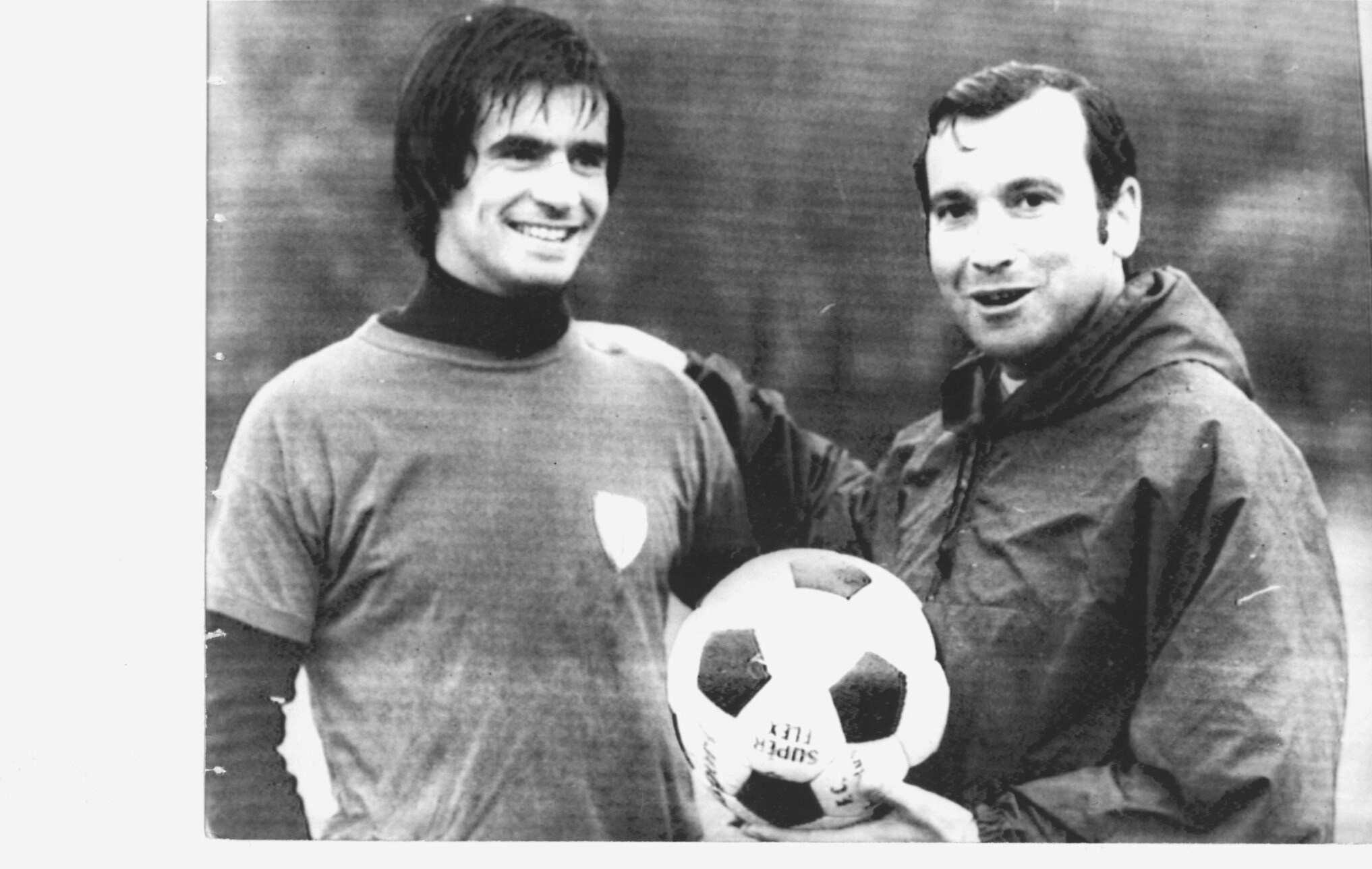 Txetxu Rojo y Koldo Aguirre, con el que jugó la final de la Copa de la UEFA, en un entrenamiento.