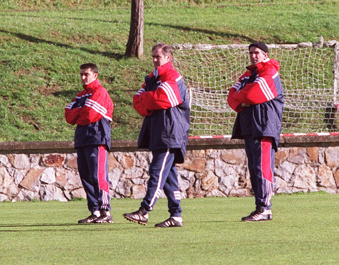 Rojo, en un entrenamiento en Lezama, en 2001, durante su etapa como entrenador del Athletic.