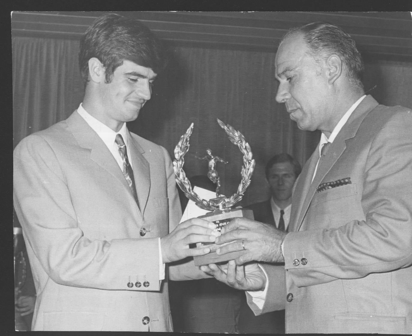 Telmo Zarra entregando un trofeo a Txetxu Rojo.