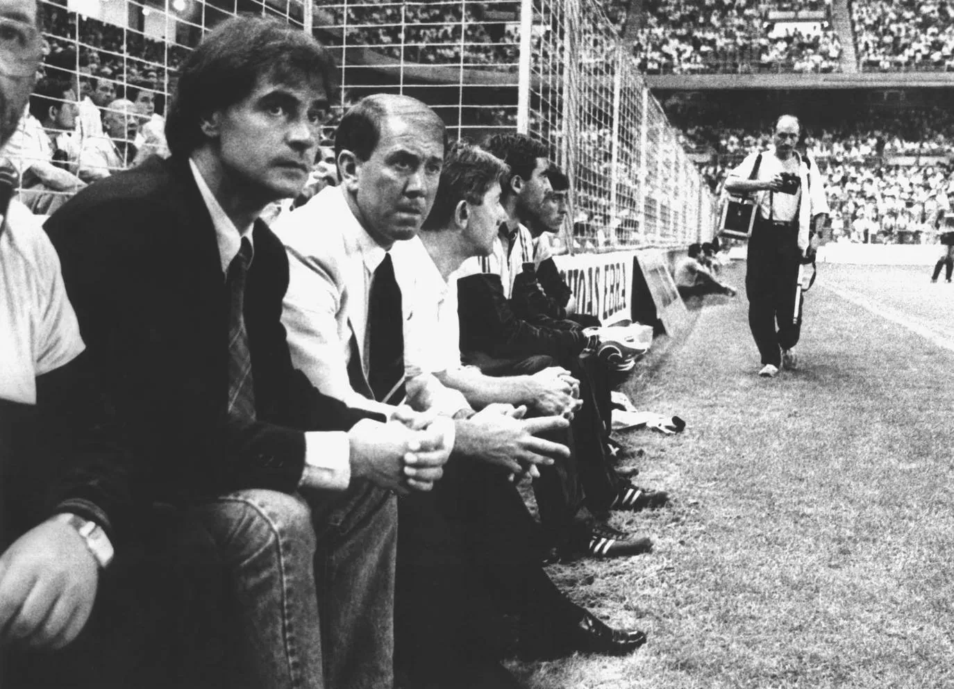 Howard Kendall,entrenador del Athletic (en el centro), junto a su segundo, Txetxu Rojo, en el banquillo de San Mamés, en 1987.