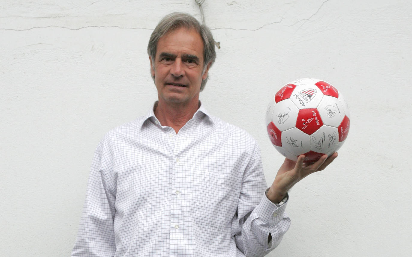 Rojo, posando con un balón, en 2007.