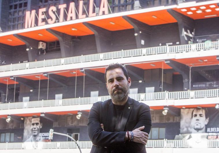 José Antonio Pérez posa ante el estadio de Mestalla
