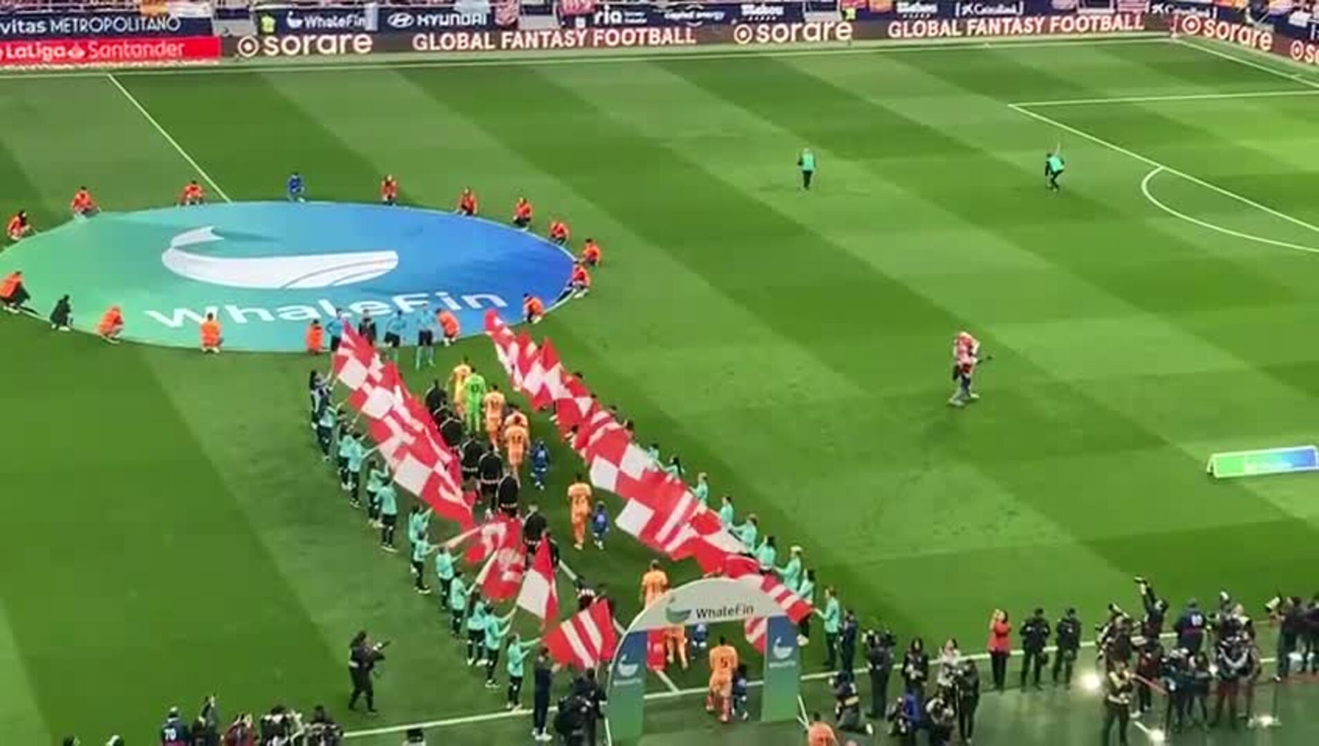 Pasillo de banderas rojiblancas para Athletic y Atlético